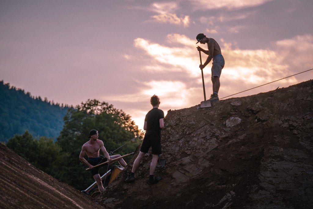 miha tratnik bajc trail building at flat out days 2022